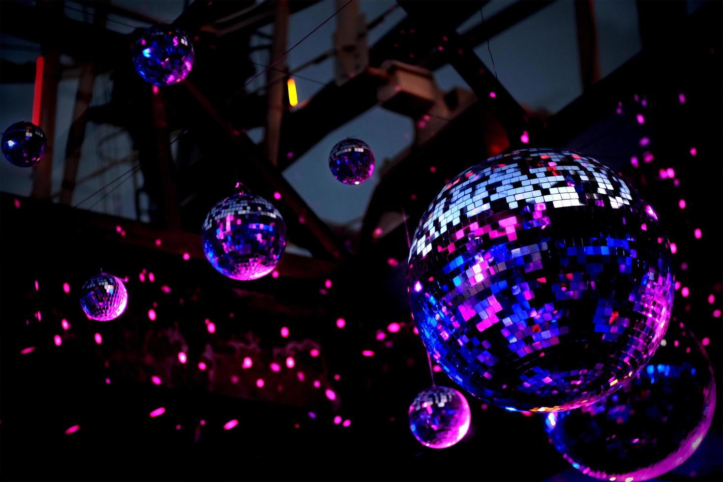 boule disco en miroir dans la lumière violette photo