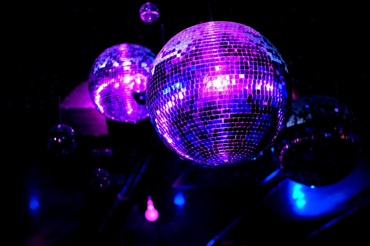 boule disco en miroir dans la lumière violette photo