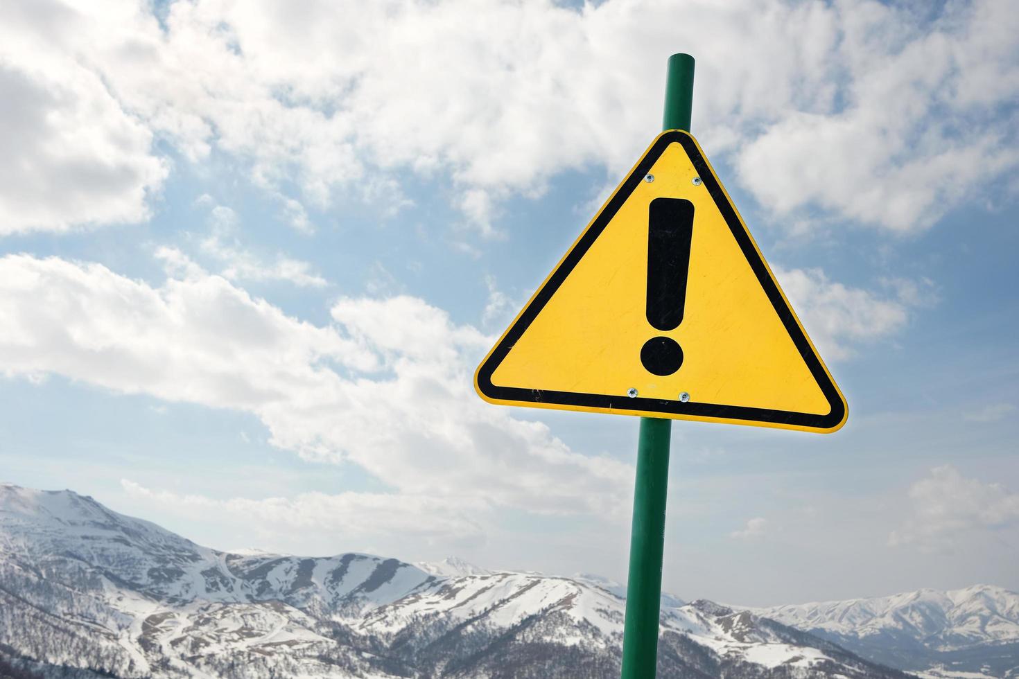 panneau d'interdiction sur une montagne enneigée photo