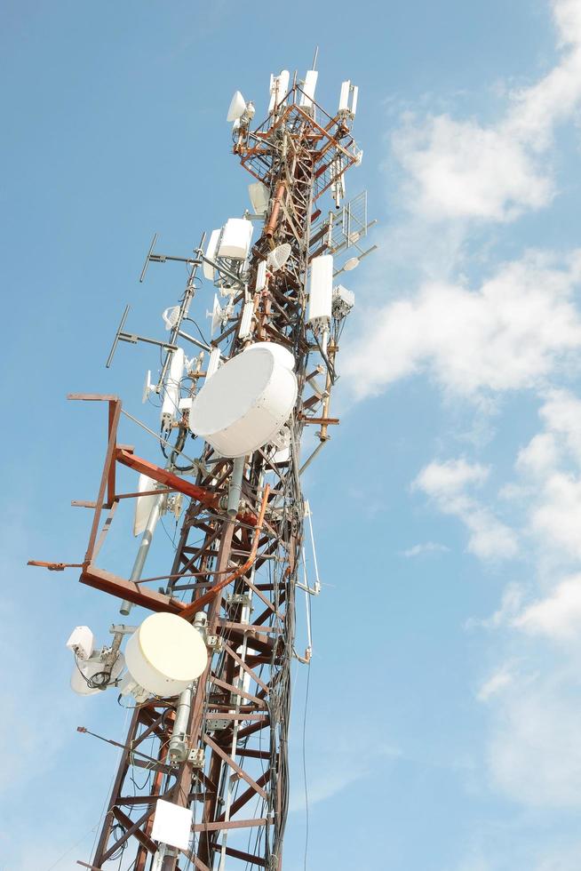 Vue de l'antenne du réseau mobile contre le ciel photo
