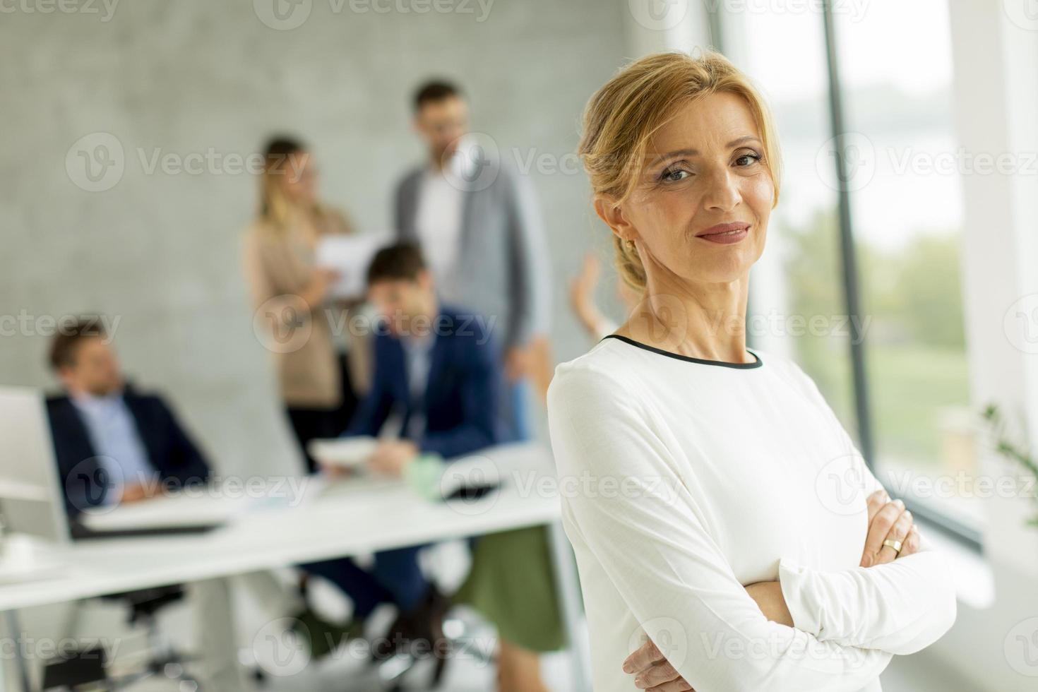 gros plan, de, a, femme affaires, à, collègues, dans, les, fond photo