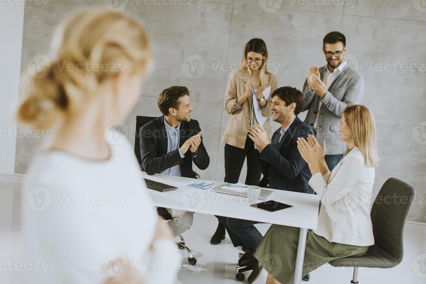 femme regardant ses collègues photo