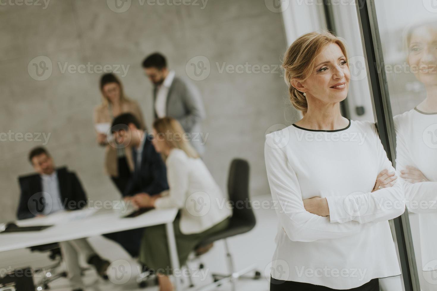 femme affaires, regarder dehors, a, fenêtre photo