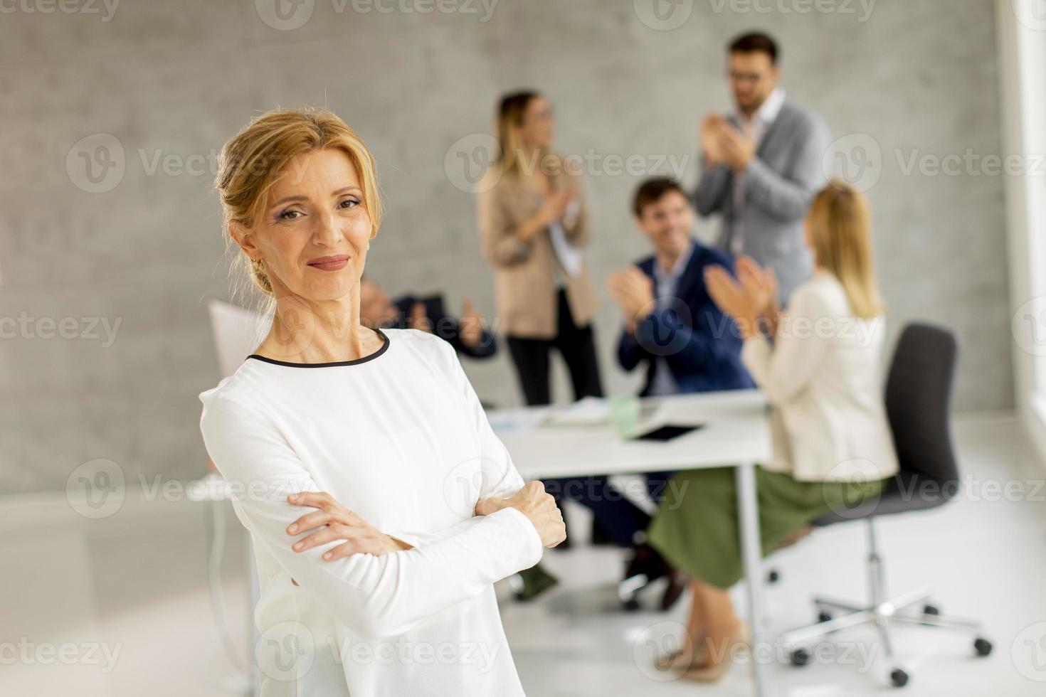 femme posée devant l'équipe photo