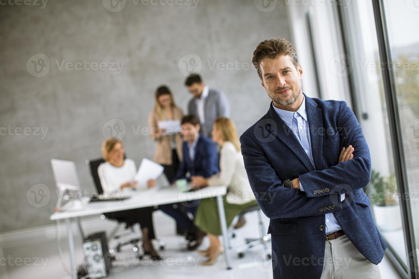 homme, bras croisés, debout, devant, équipe photo