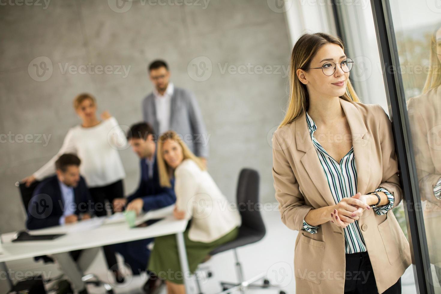 femme, dans, lunettes, regarder dehors, a, fenêtre photo