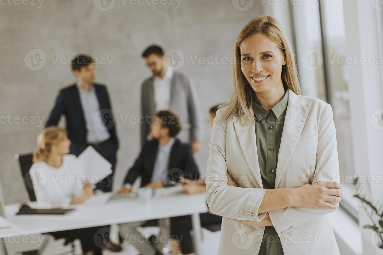 femme, à, bras croisés, debout, devant, équipe photo