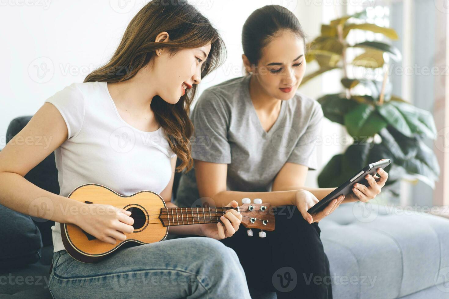 sud-est asiatique gens couple se détendre mode de vie en jouant la musique sur canapé la vie des moments à Accueil photo