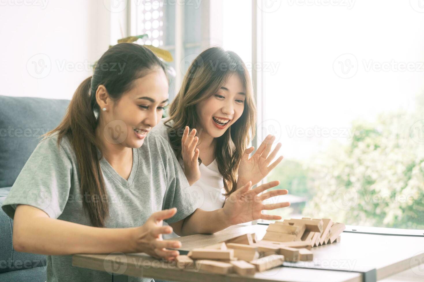 Jeune adulte sud-est asiatique couple se détendre mode de vie en jouant  jenga planche Jeu à Accueil 23993726 Photo de stock chez Vecteezy