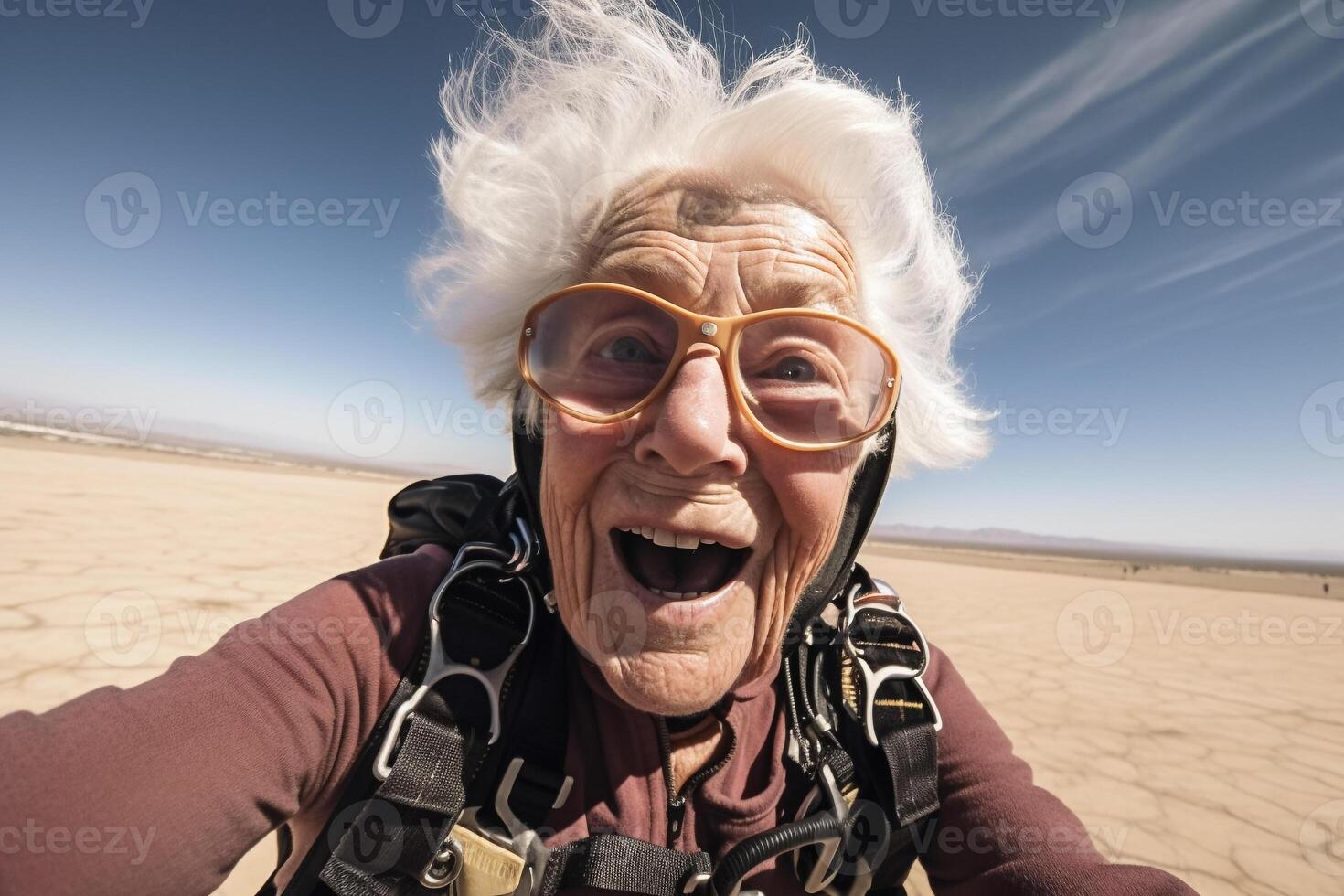 une femme avec gris cheveux et des lunettes sourit dans une désert. ai généré photo