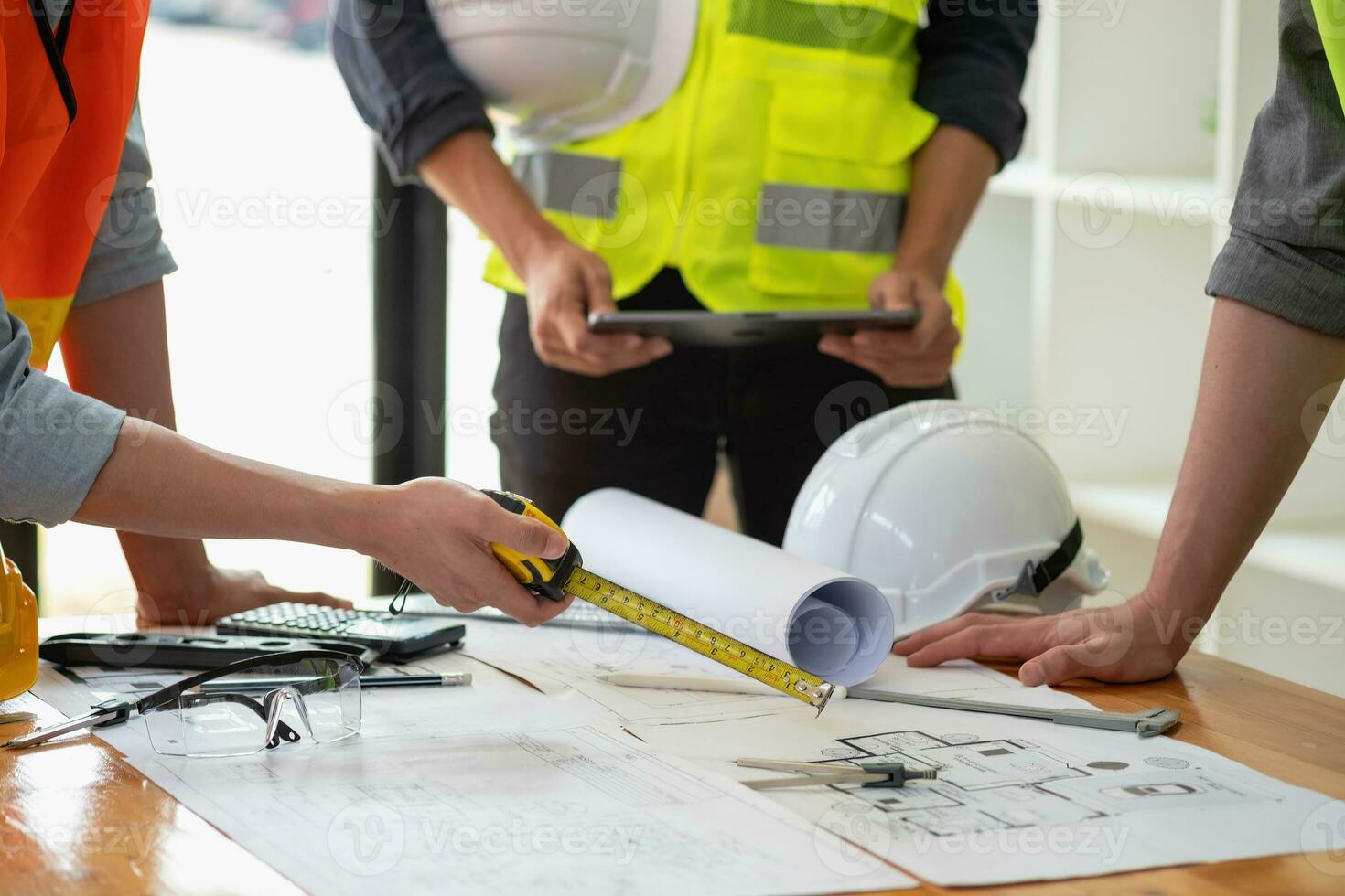 asiatique ingénieurs idée de génie et mesure à document Coût estimations et écrire sol des plans pour architectural et ingénierie dessins pour Maisons et bâtiments. photo