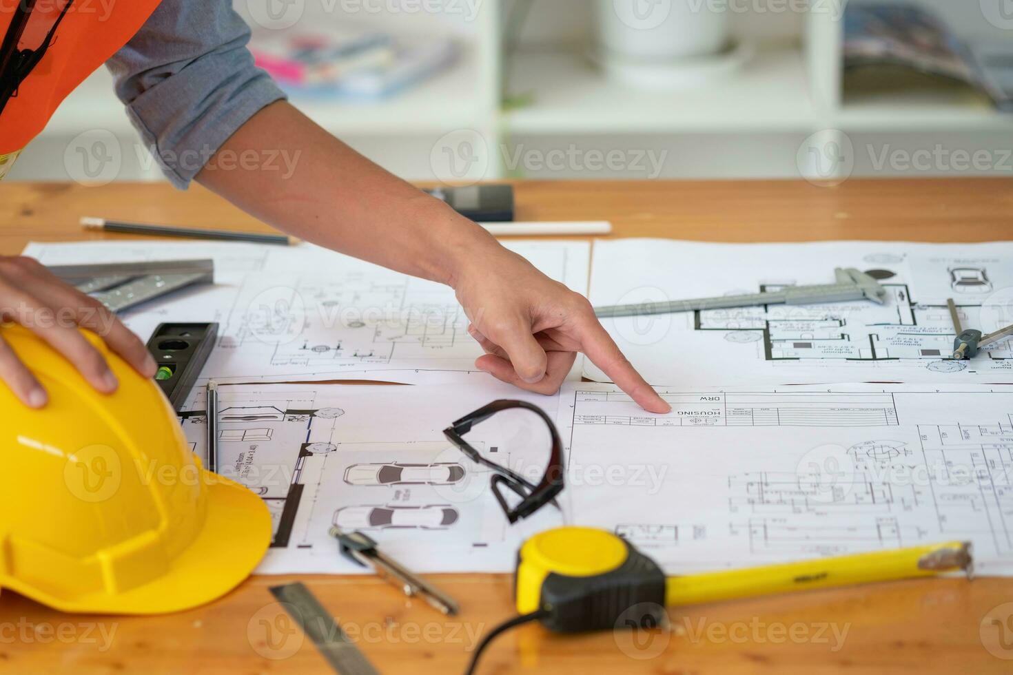 asiatique ingénieurs idée de génie et mesure à document Coût estimations et écrire sol des plans pour architectural et ingénierie dessins pour Maisons et bâtiments. photo