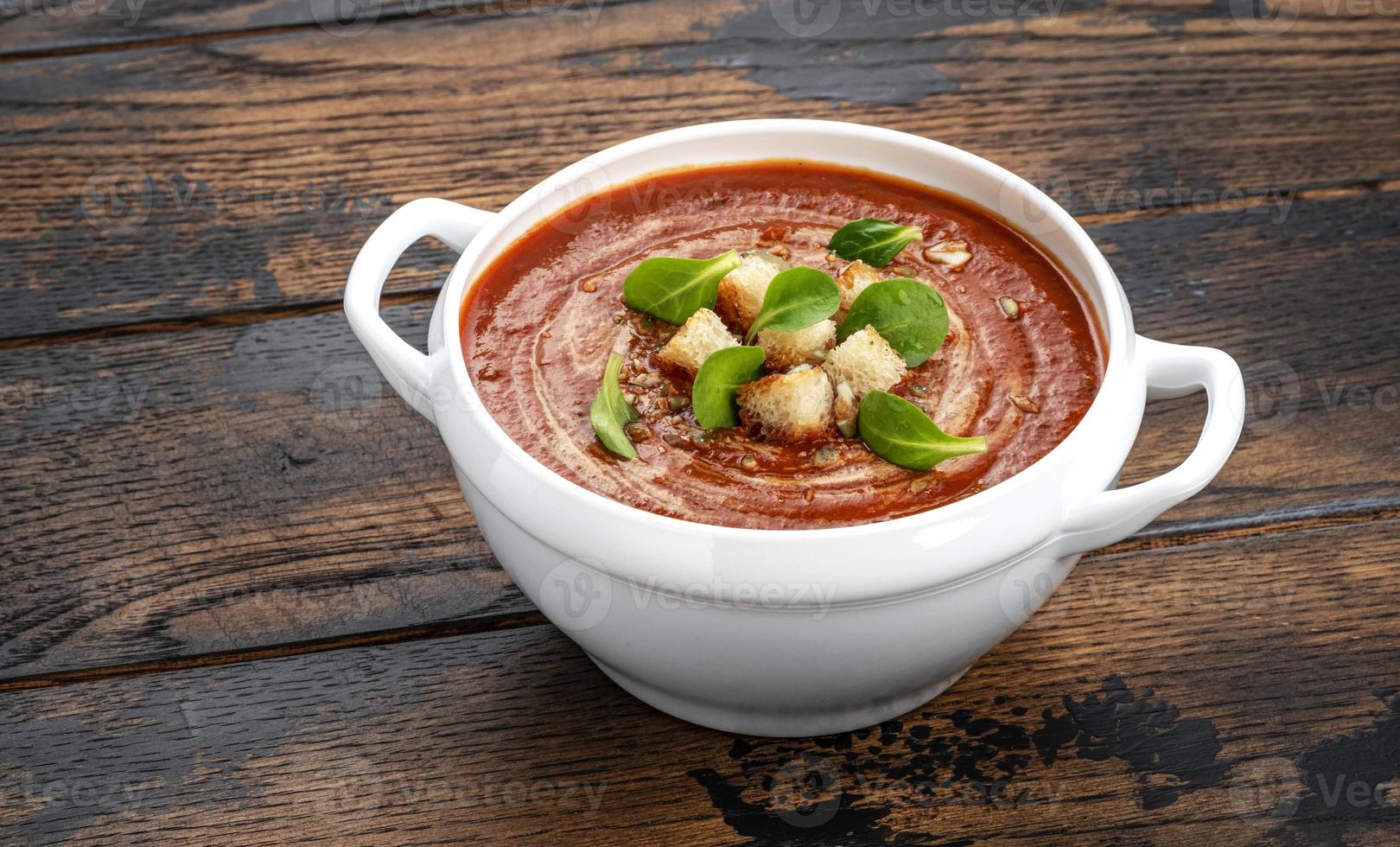 Bol de soupe aux tomates sur table en bois avec espace copie photo