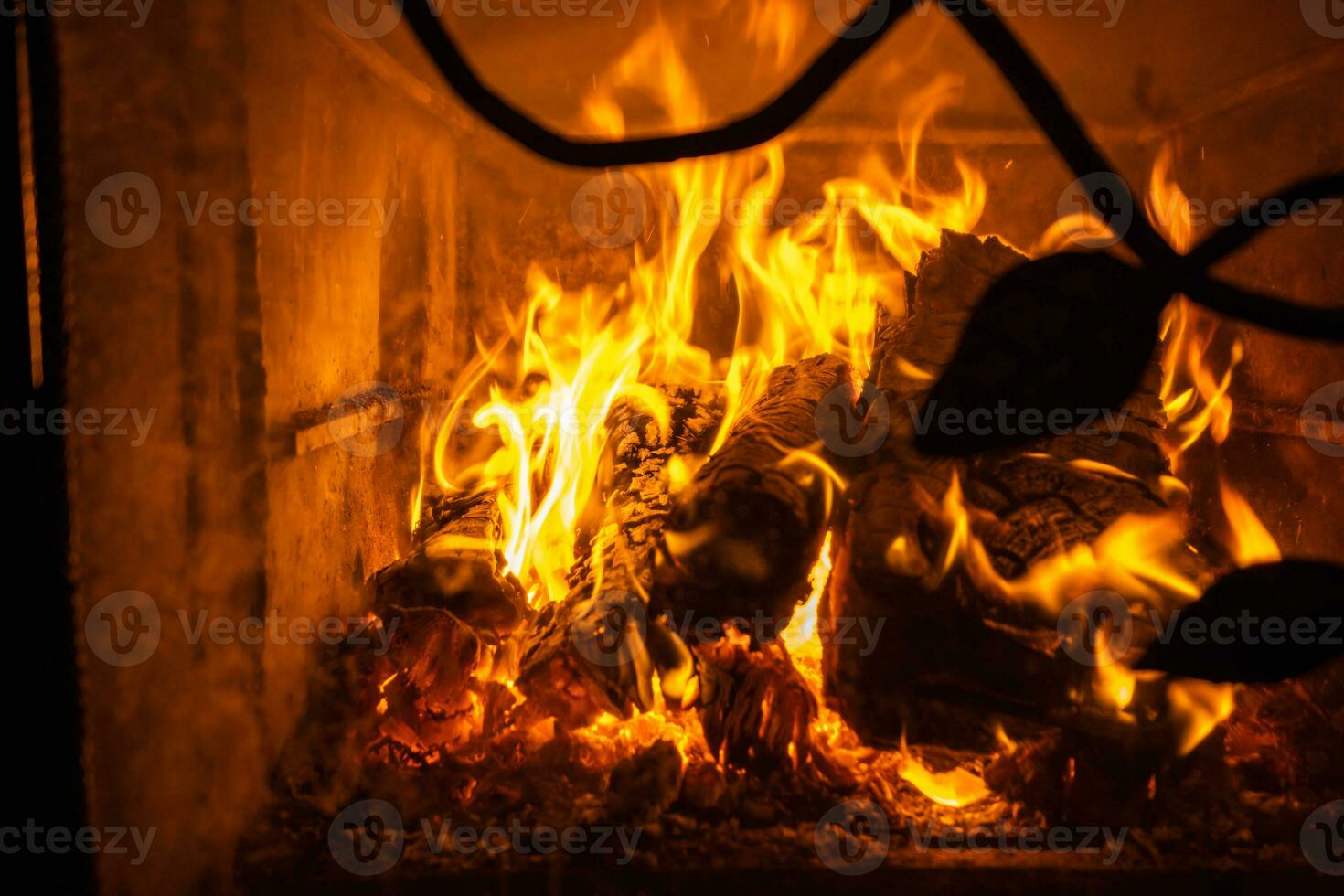 flammes de feu dans le fond de la cheminée photo
