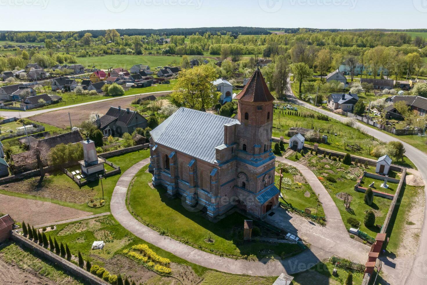 aérien vue sur baroque ou gothique temple ou catholique église dans campagne photo