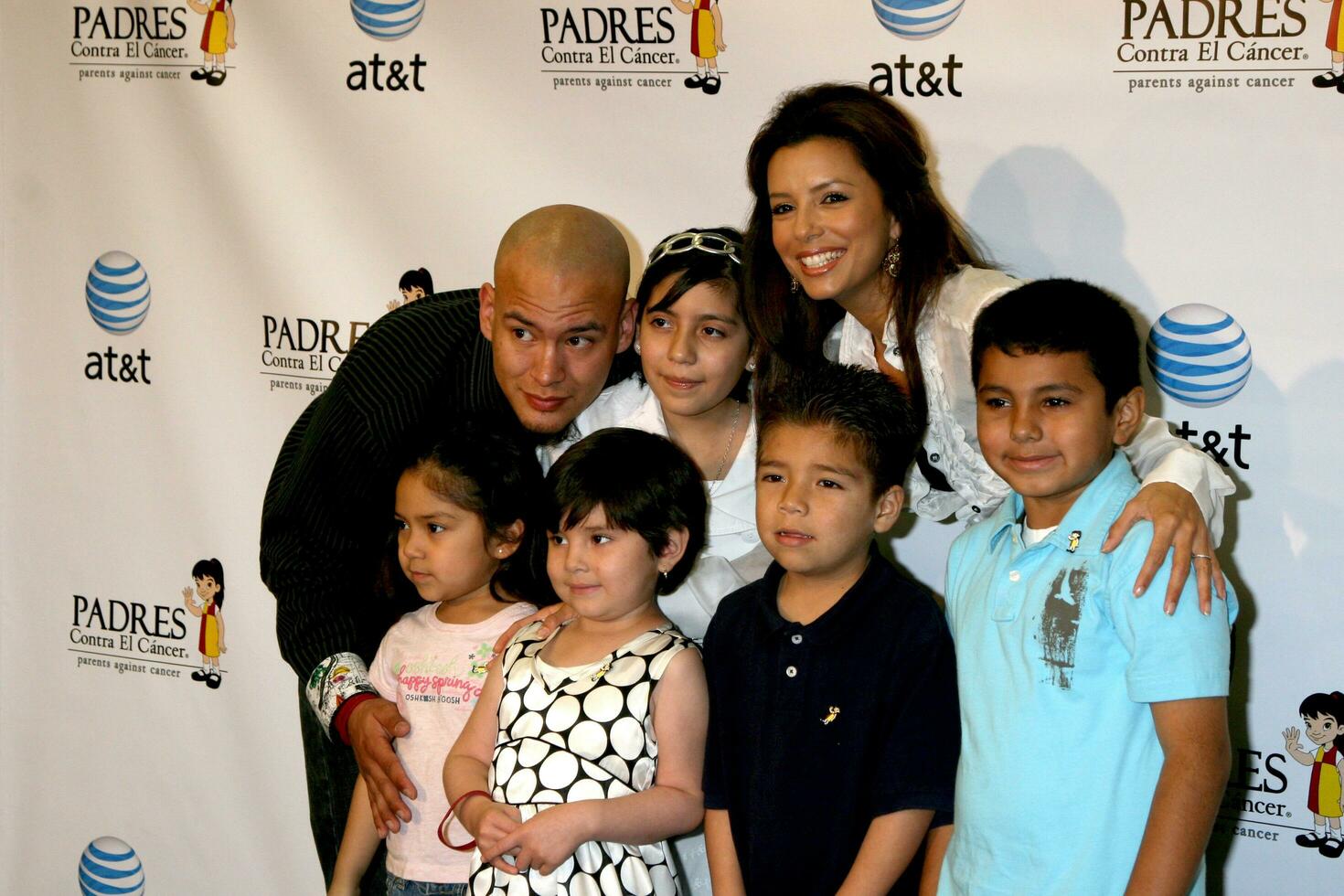 Eva longoria Parker les enfants dans le aumôniers programpadres contra el cancer reçoit don de atatt boutique san fernando routeburbank camarque 3 20082008 photo