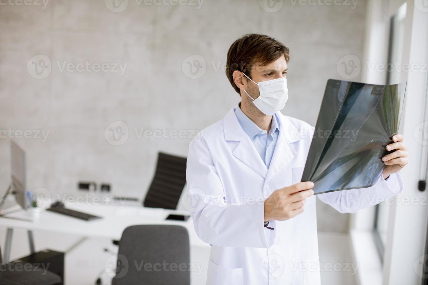 professionnel de la santé regardant une radiographie photo