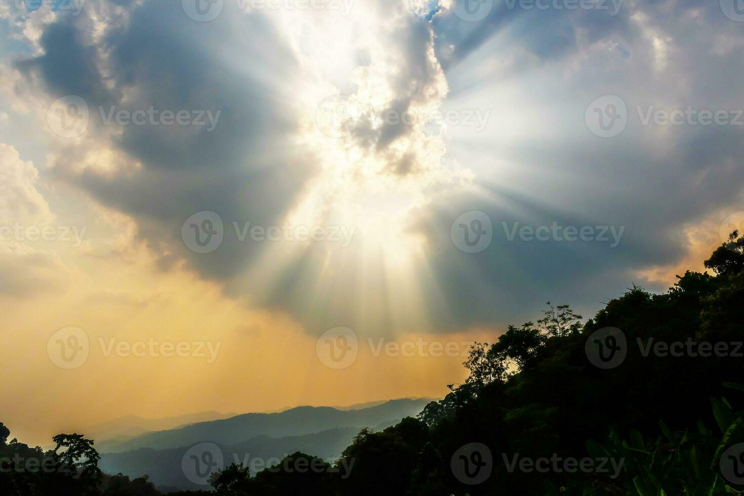 Divin lueur par le des nuages de le soir chaud Soleil. concept de paix et Bonheur. photo