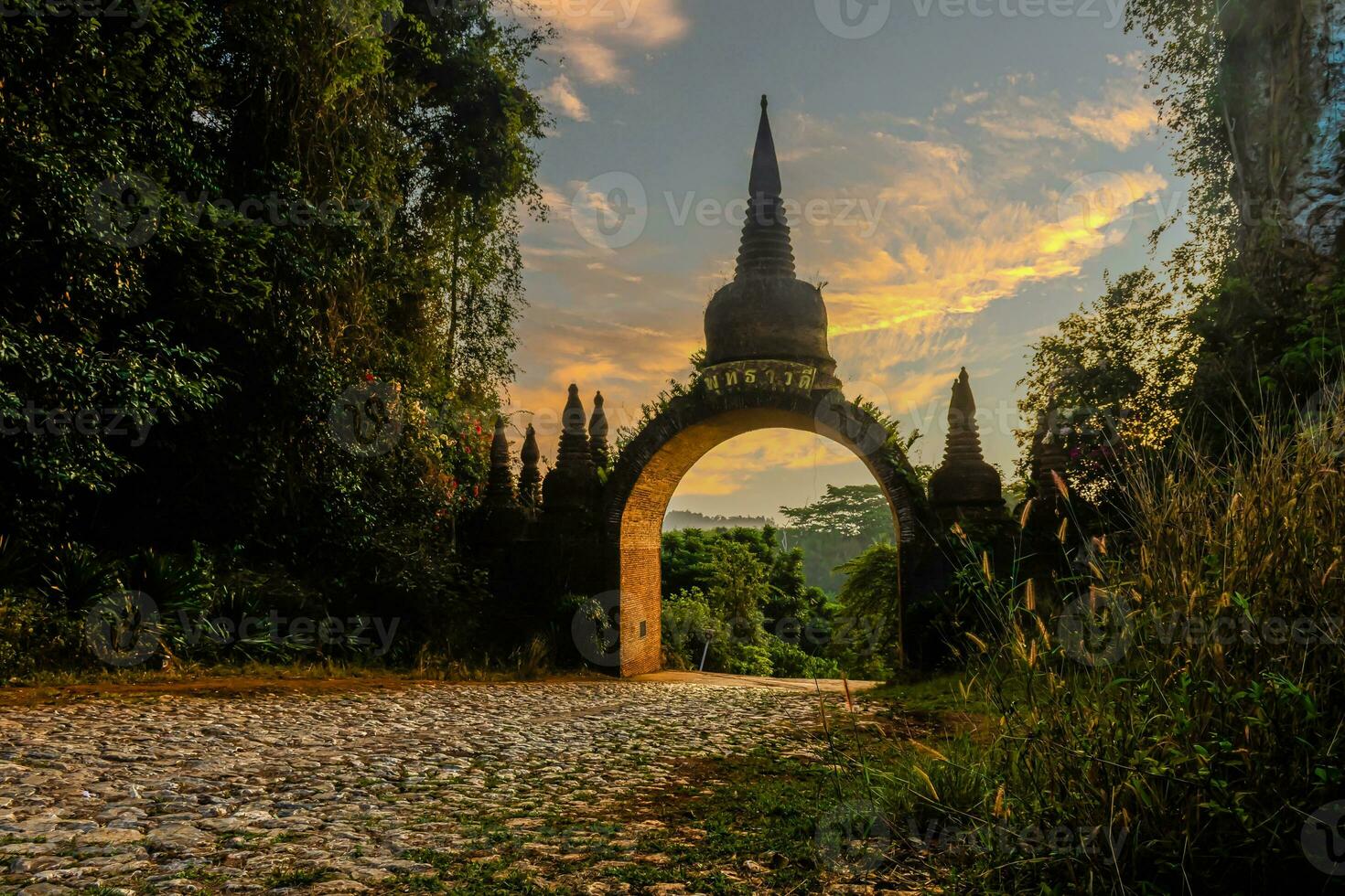 paysage de magnifique lever du soleil à Khao n / a naï Luang dharma parc dans sourate que moi, Thaïlande photo