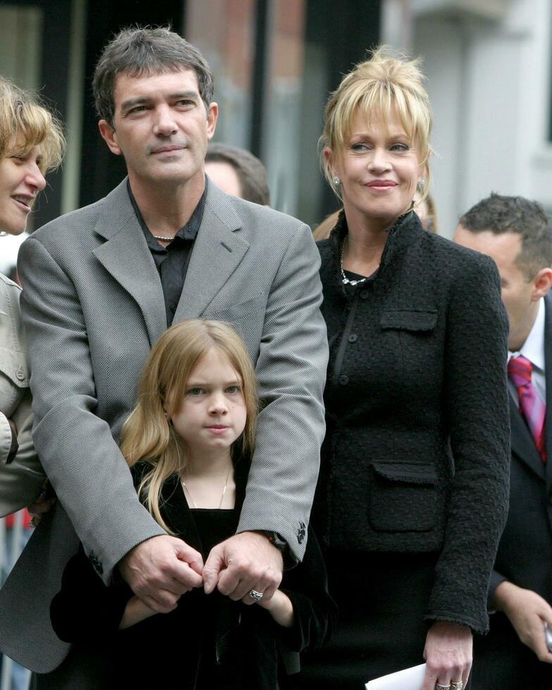 Antonio banderas et épouse mélanie Griffith et fille stella marcher de la célébrité la cérémonie pour Antonio banderas los angeles Californie octobre 18 2005 photo