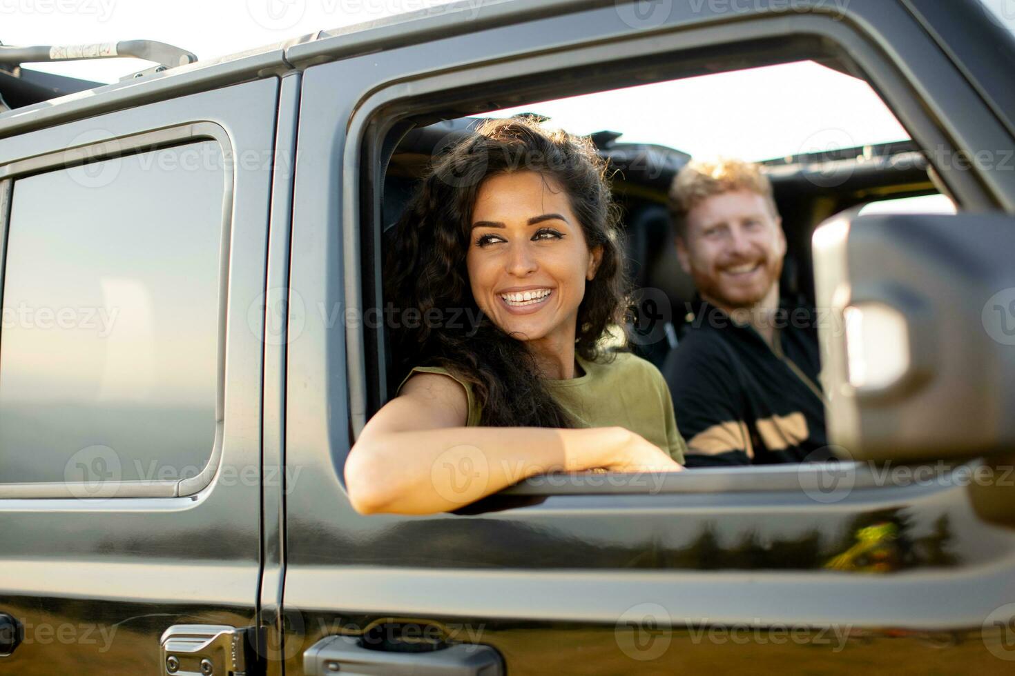 couple s'amusant en roadtrip photo