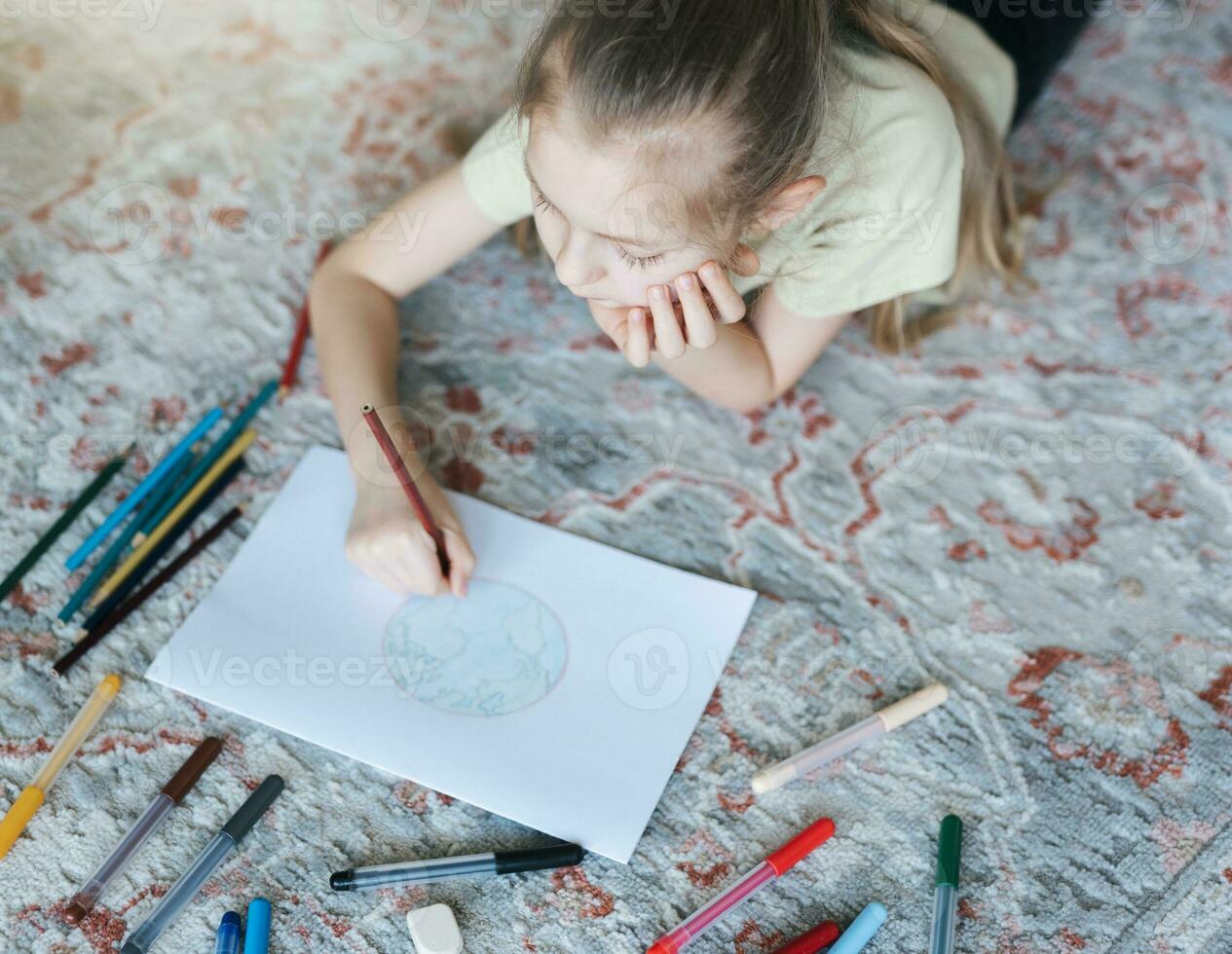 enfant fille dessin avec coloré des crayons photo