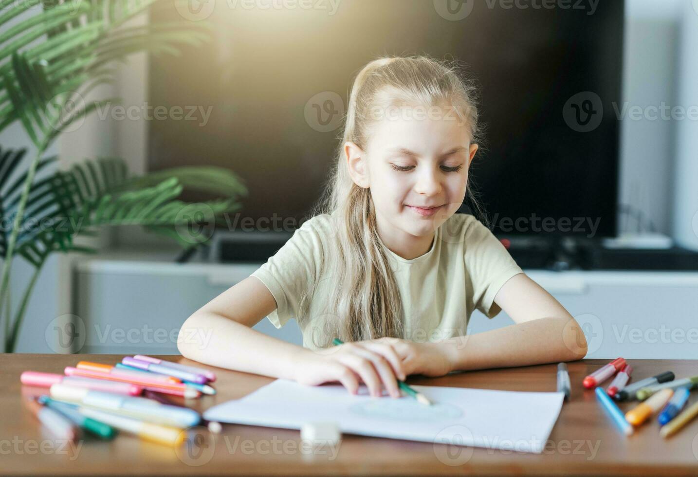 enfant fille dessin avec coloré des crayons photo