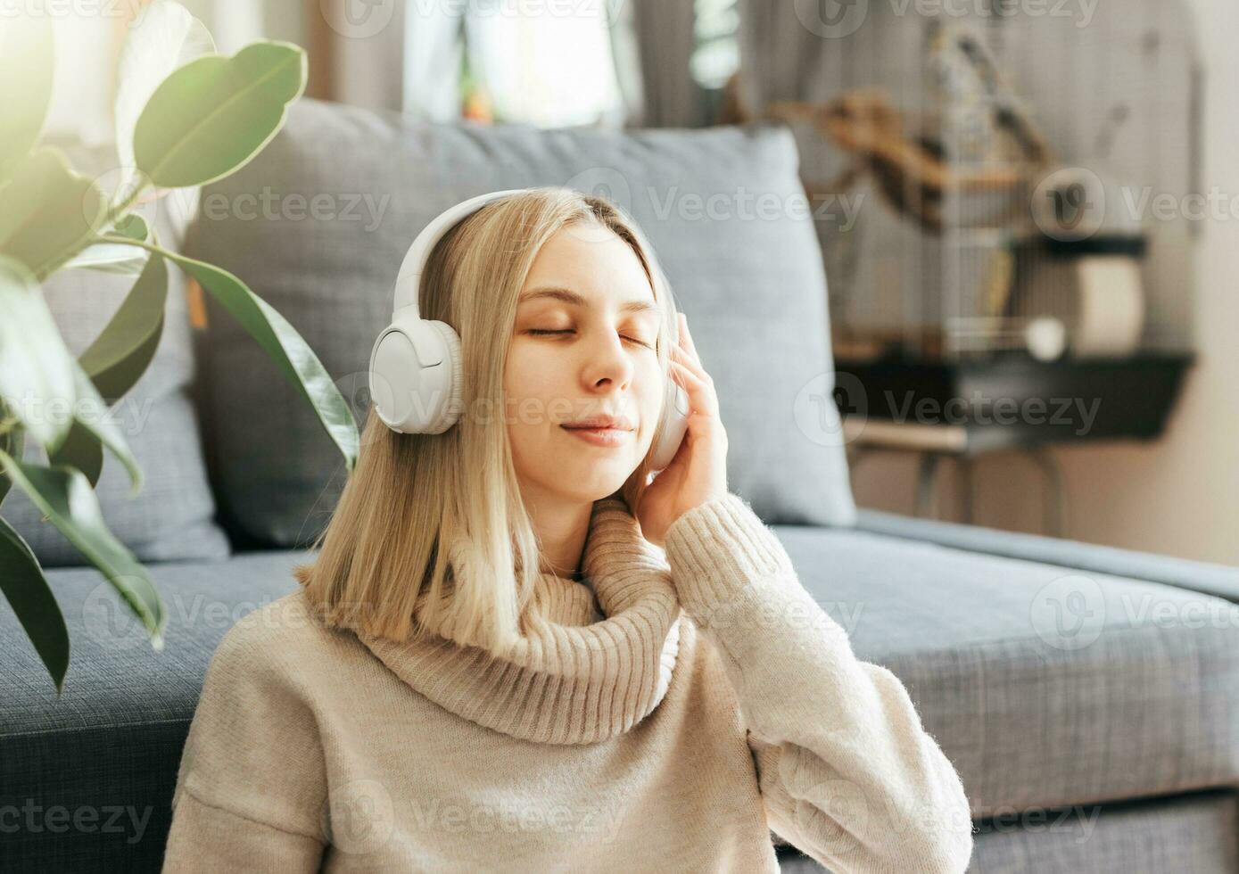 Jeune caucasien femme se détend à Accueil avec la musique photo