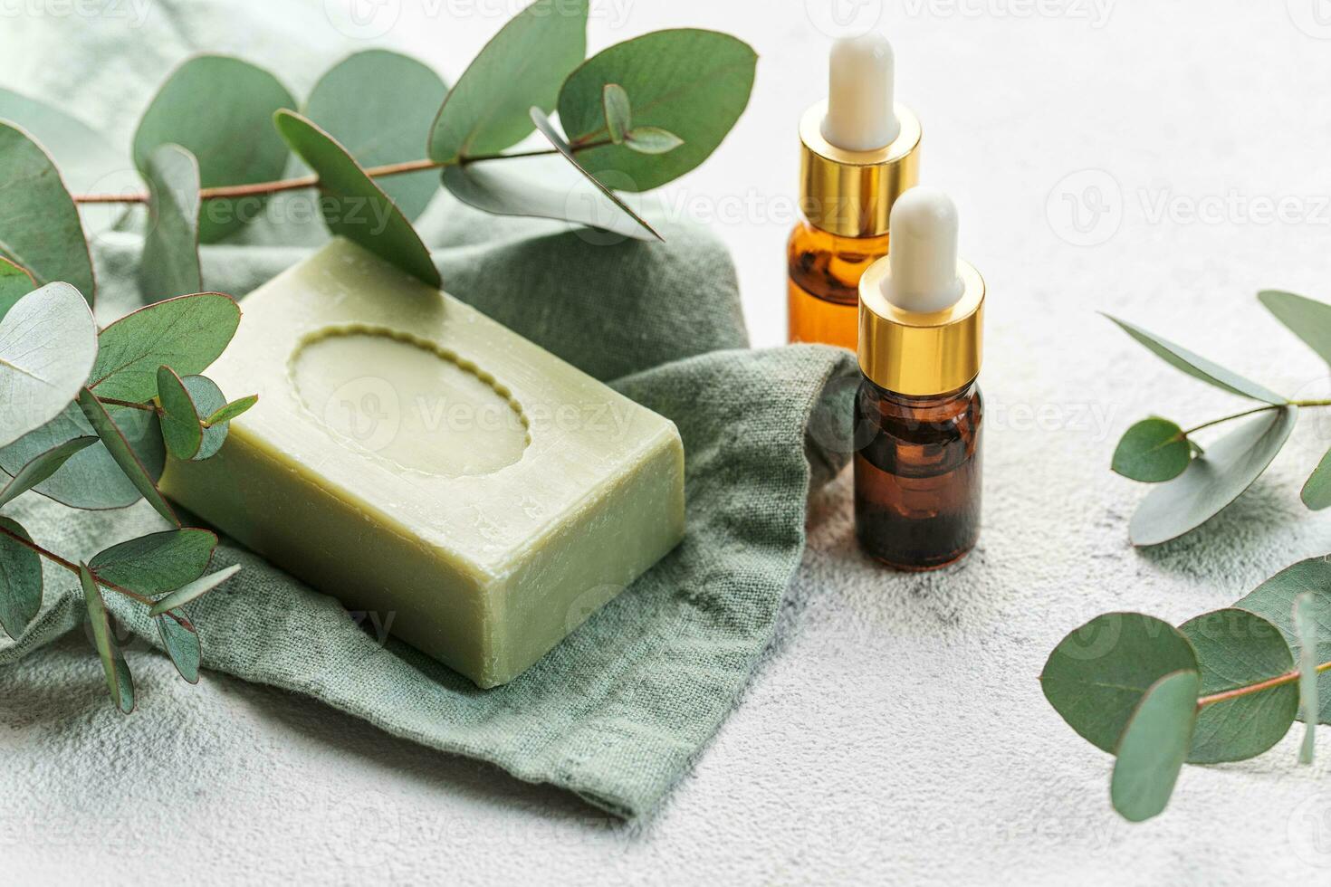 savon, eucalyptus, arôme essentiel huile, spa objets sur une béton Contexte. photo