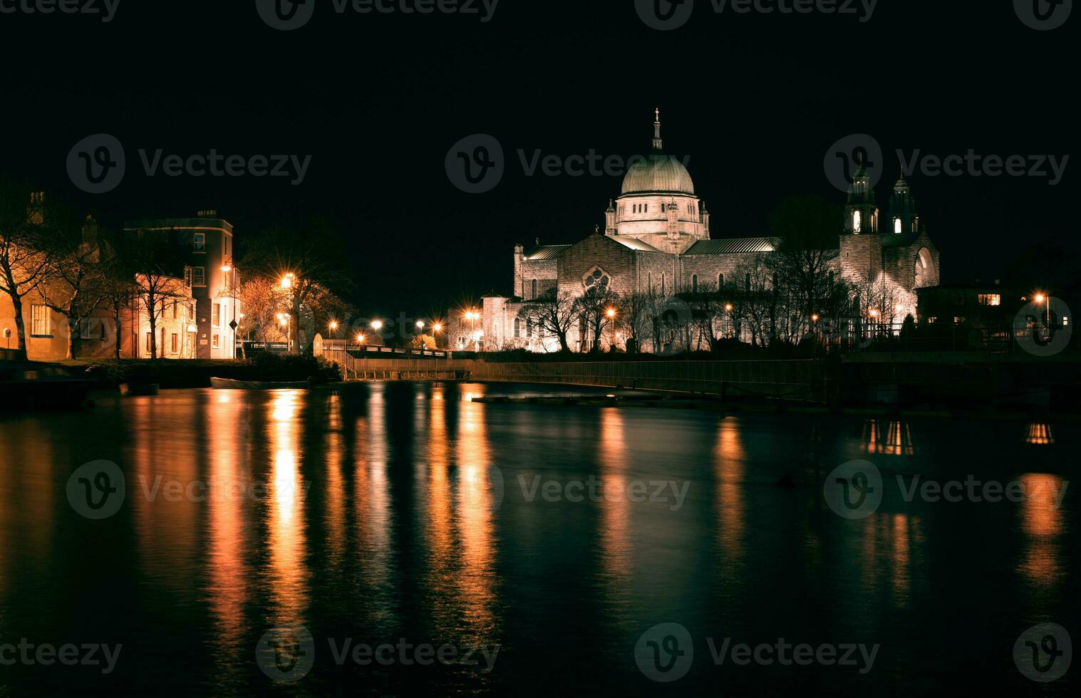 nuit scène avec Galway cathédrale par le corrib rivière à Galway ville dans Irlande photo