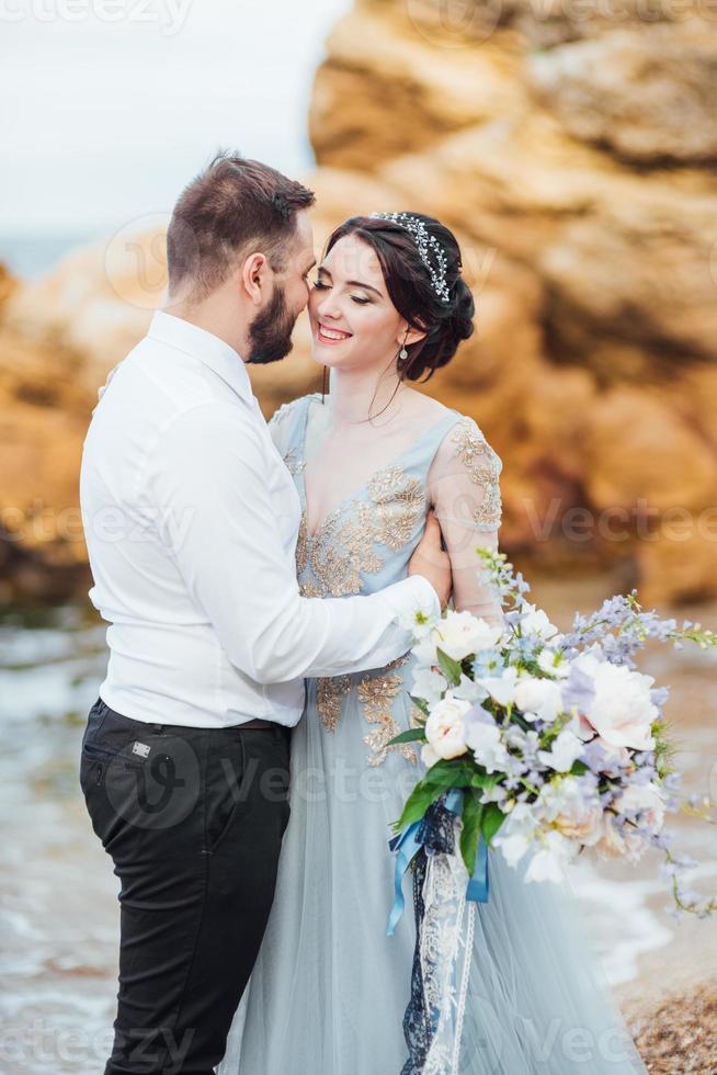 même couple avec une mariée dans une robe bleue à pied photo