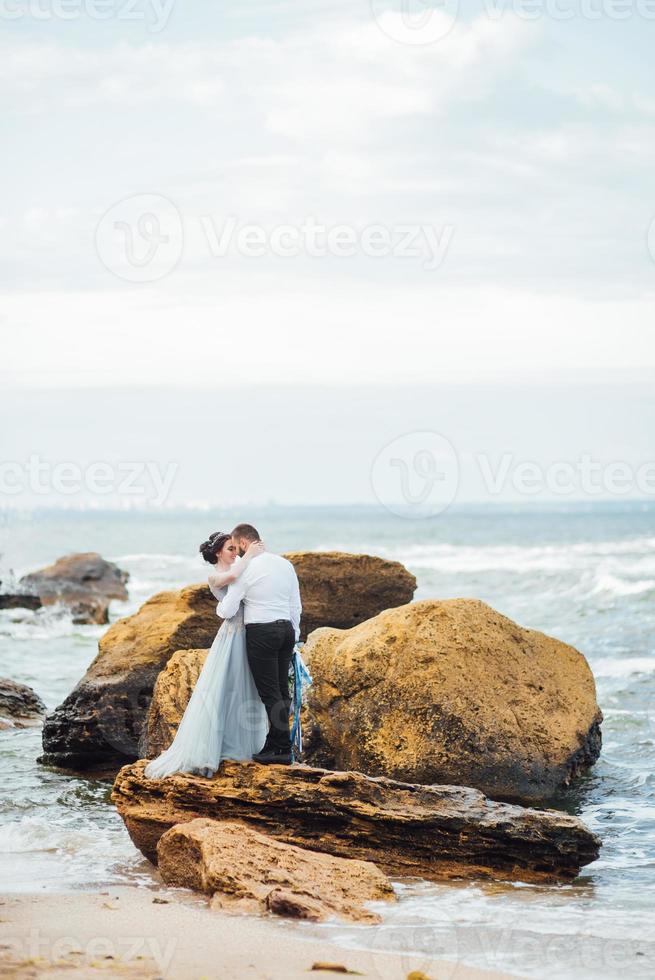 même couple avec une mariée dans une robe bleue à pied photo