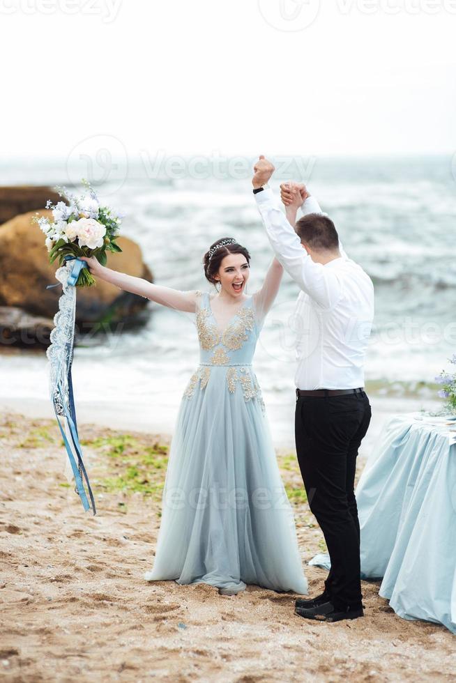 même couple avec une mariée dans une robe bleue à pied photo