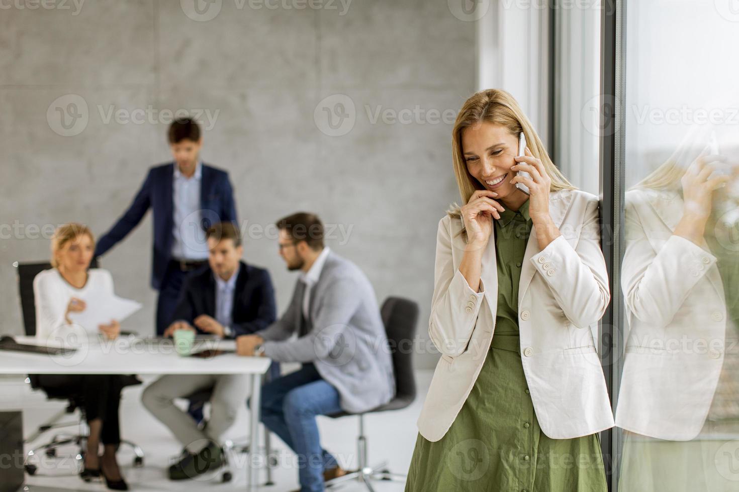 professionnel au téléphone avec réunion en cours photo