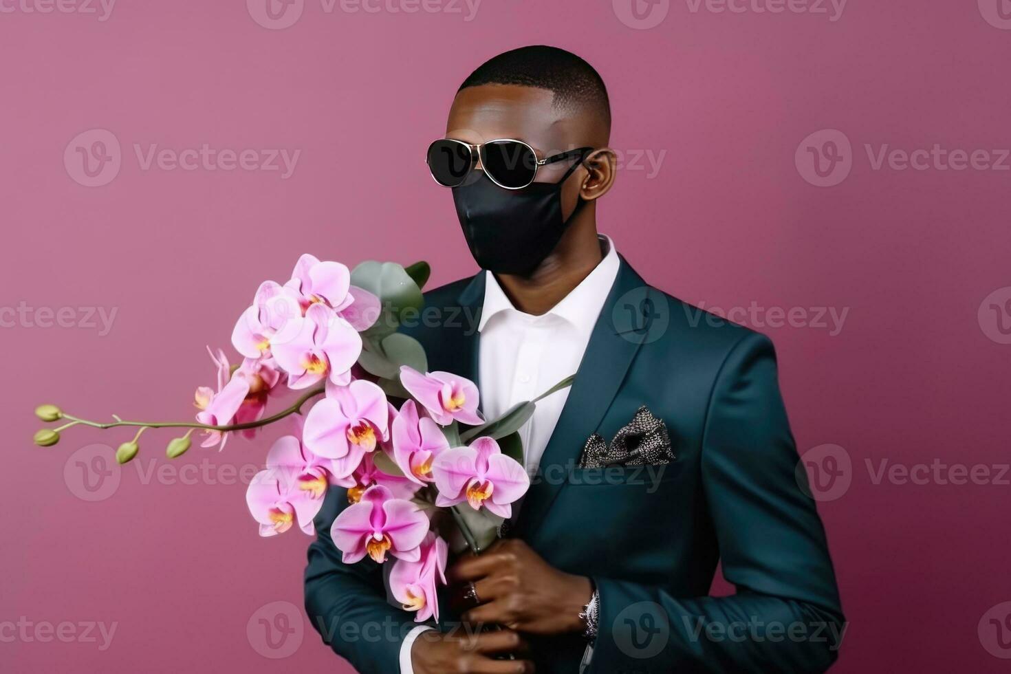 fermer portrait de africain homme dans formel costume avec masque, en portant magnifique orchidée bouquet. génératif ai. photo