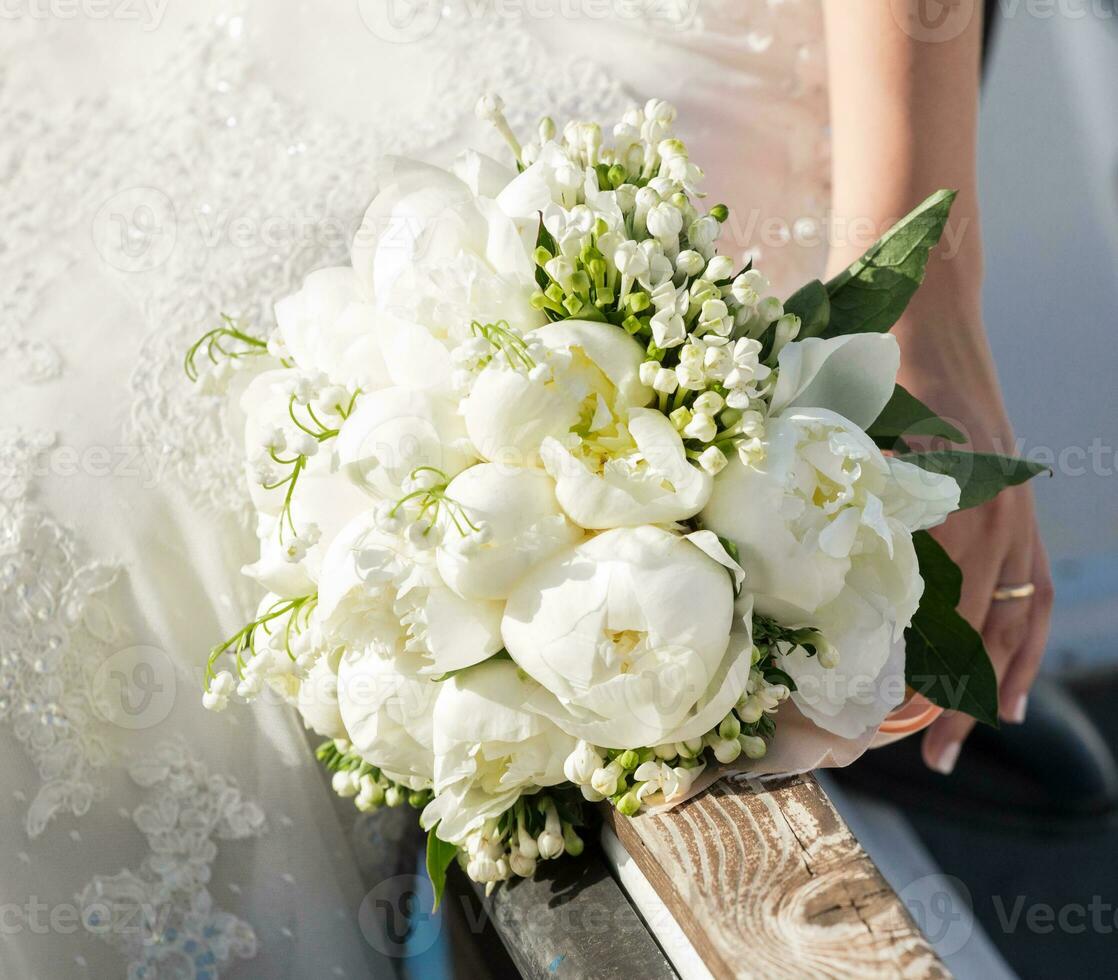 mariée tenant le bouquet de mariage photo