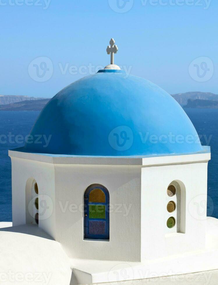 traditionnel bleu coupole dans oia, Santorin photo