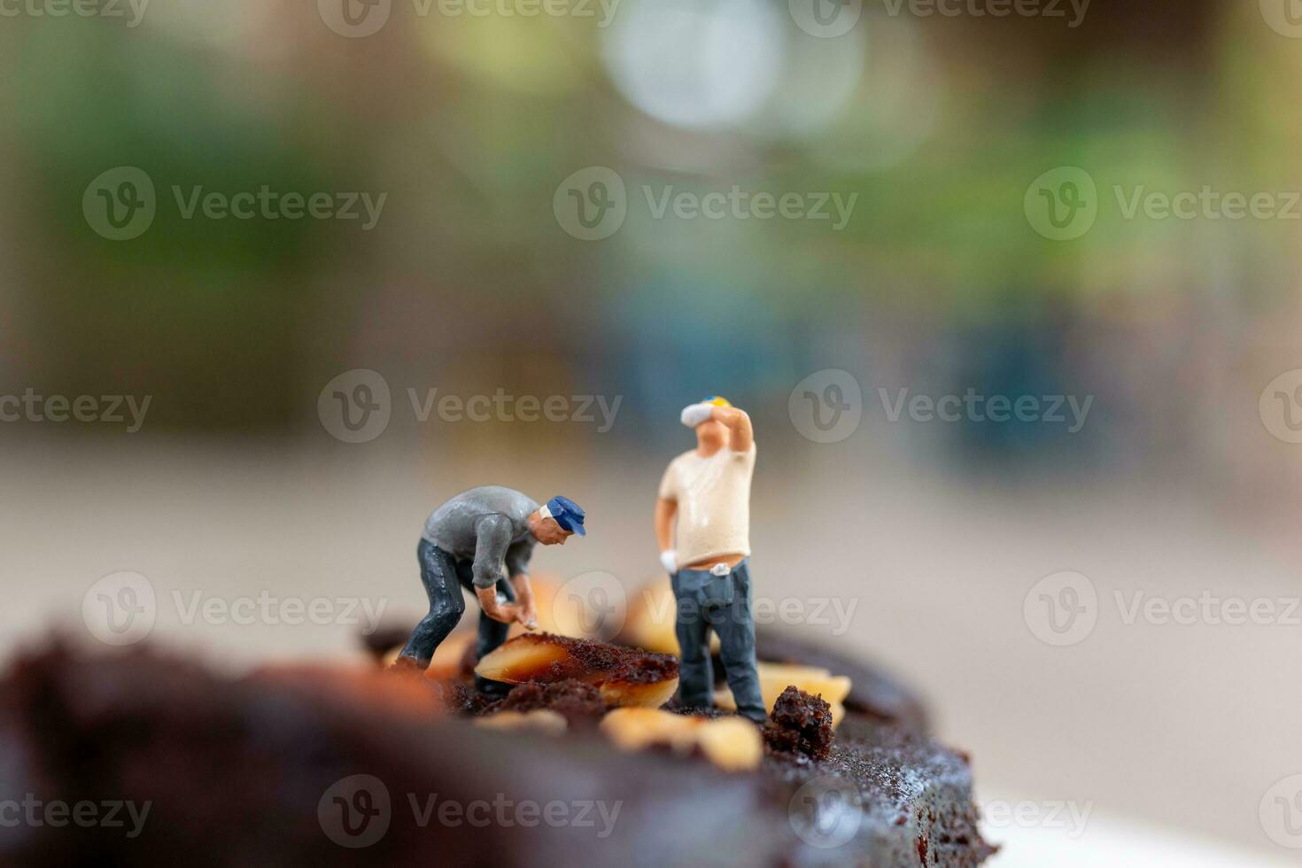 miniature personnes, un employé est fabrication une Chocolat lutin photo