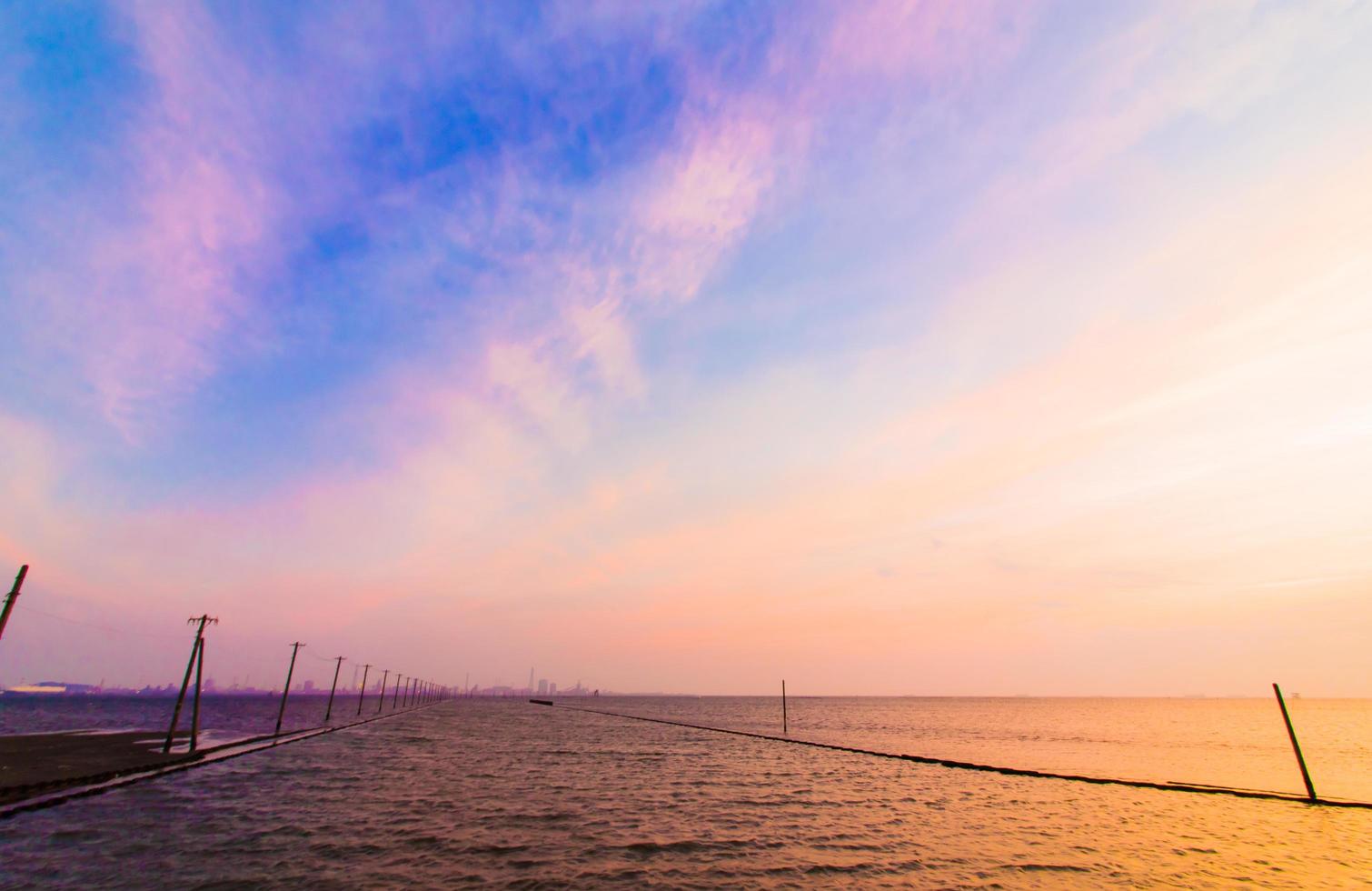 baie de tokyo avec beau ciel coucher de soleil photo