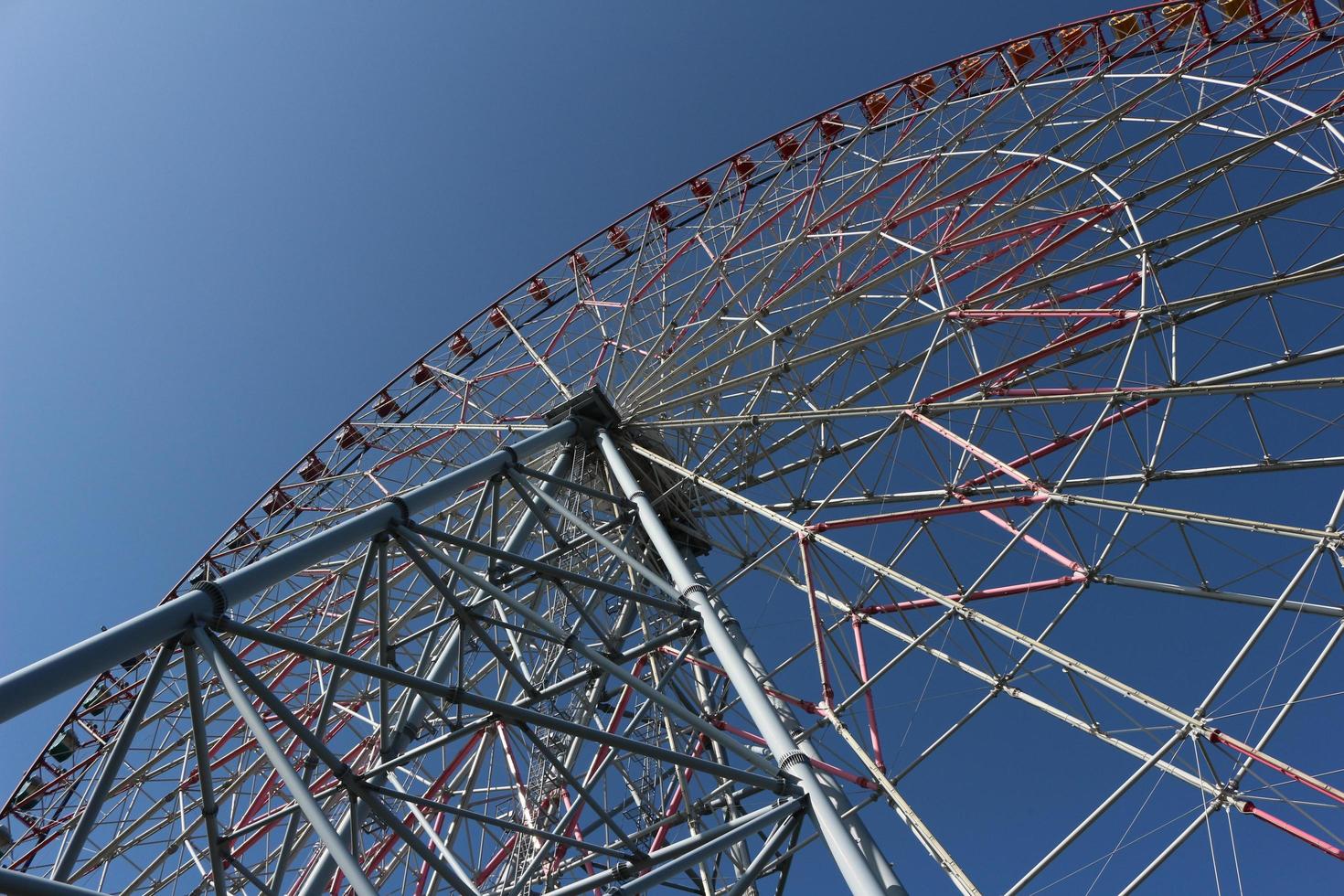 grande roue avec ciel bleu au parc d'attractions photo
