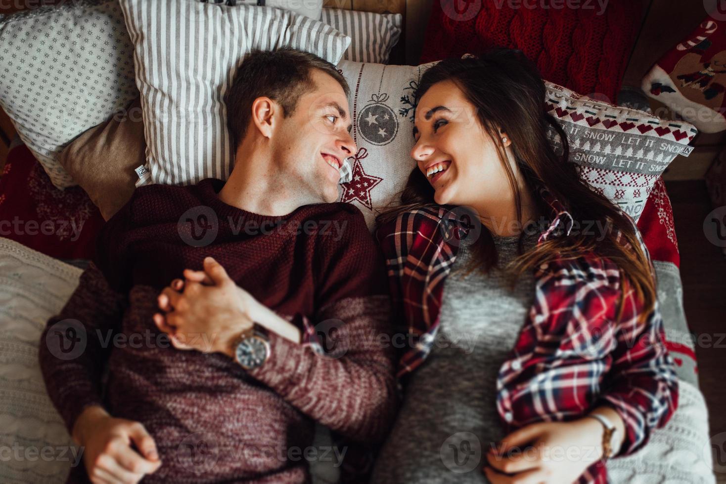 mec et une fille célèbrent la nouvelle année ensemble et se donnent des cadeaux photo