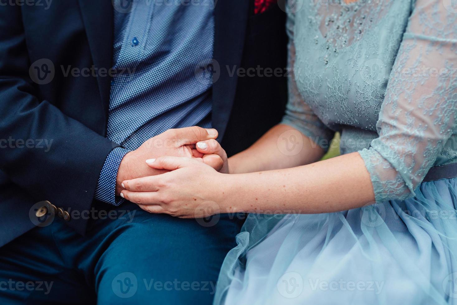 jeune couple en promenade près du lac entouré par les montagnes photo