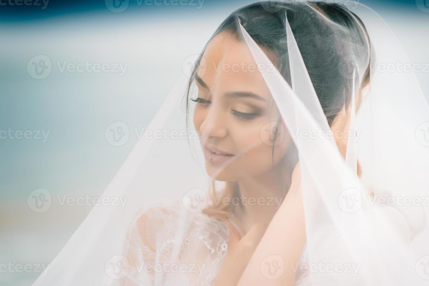 gros plan de mariée sous un voile photo