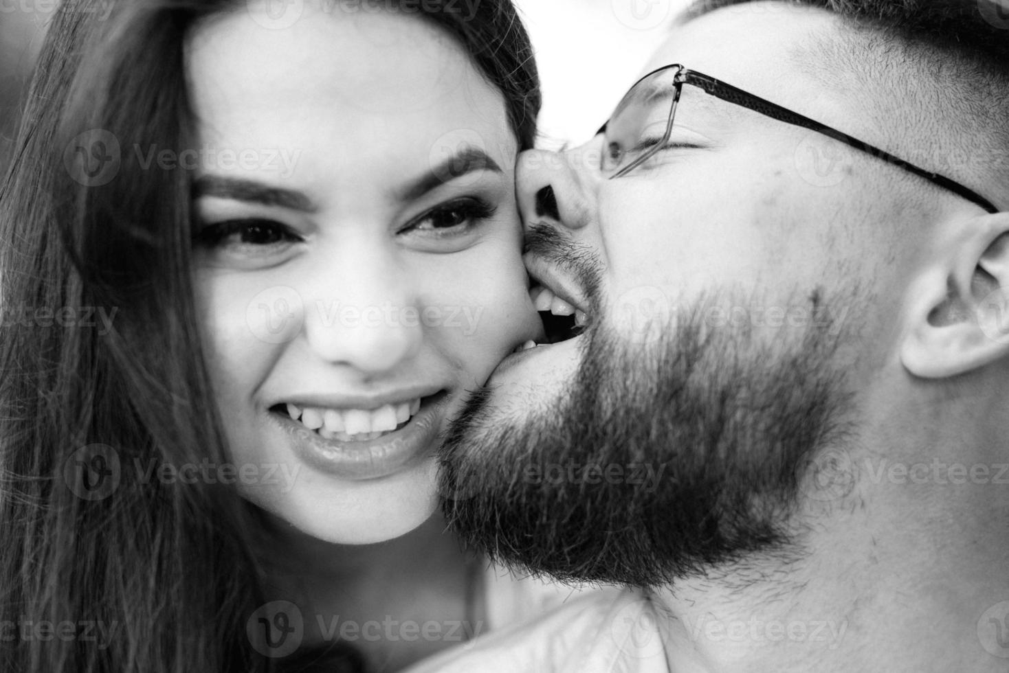 jeune couple amoureux un mec avec une barbe et une fille aux cheveux noirs dans des vêtements clairs photo