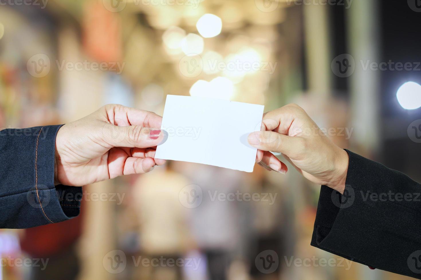 deux personnes détenant une petite carte de visite photo