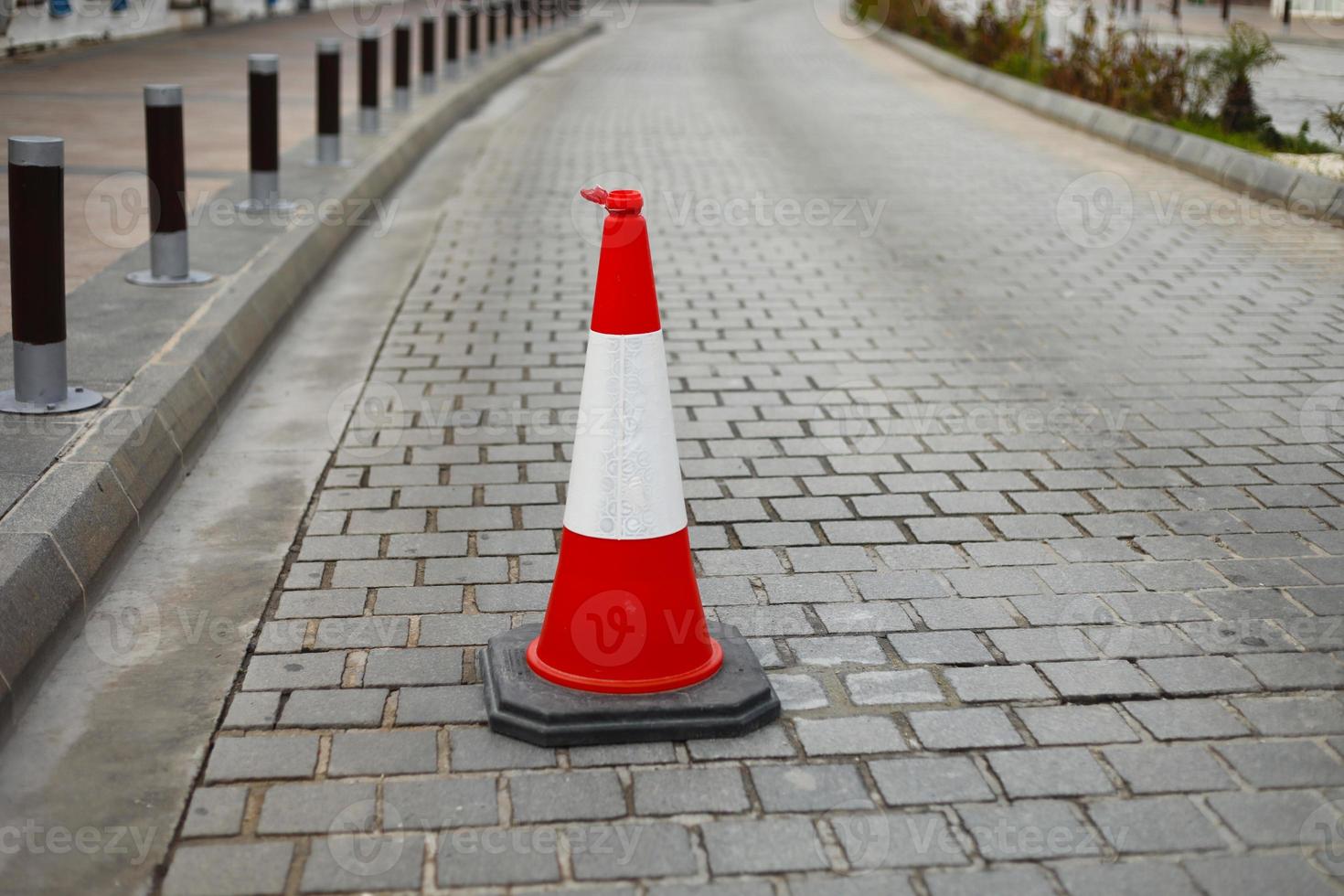 cônes de signalisation en plastique sur la route pour limiter le trafic photo