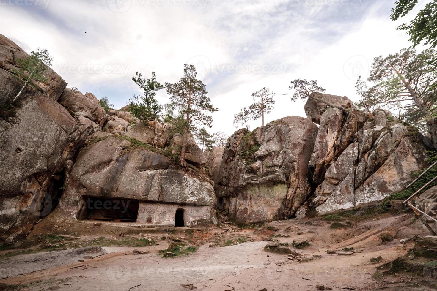 construit dans des logements pour les personnes qui se sont cachées pendant les guerres dans les rochers photo
