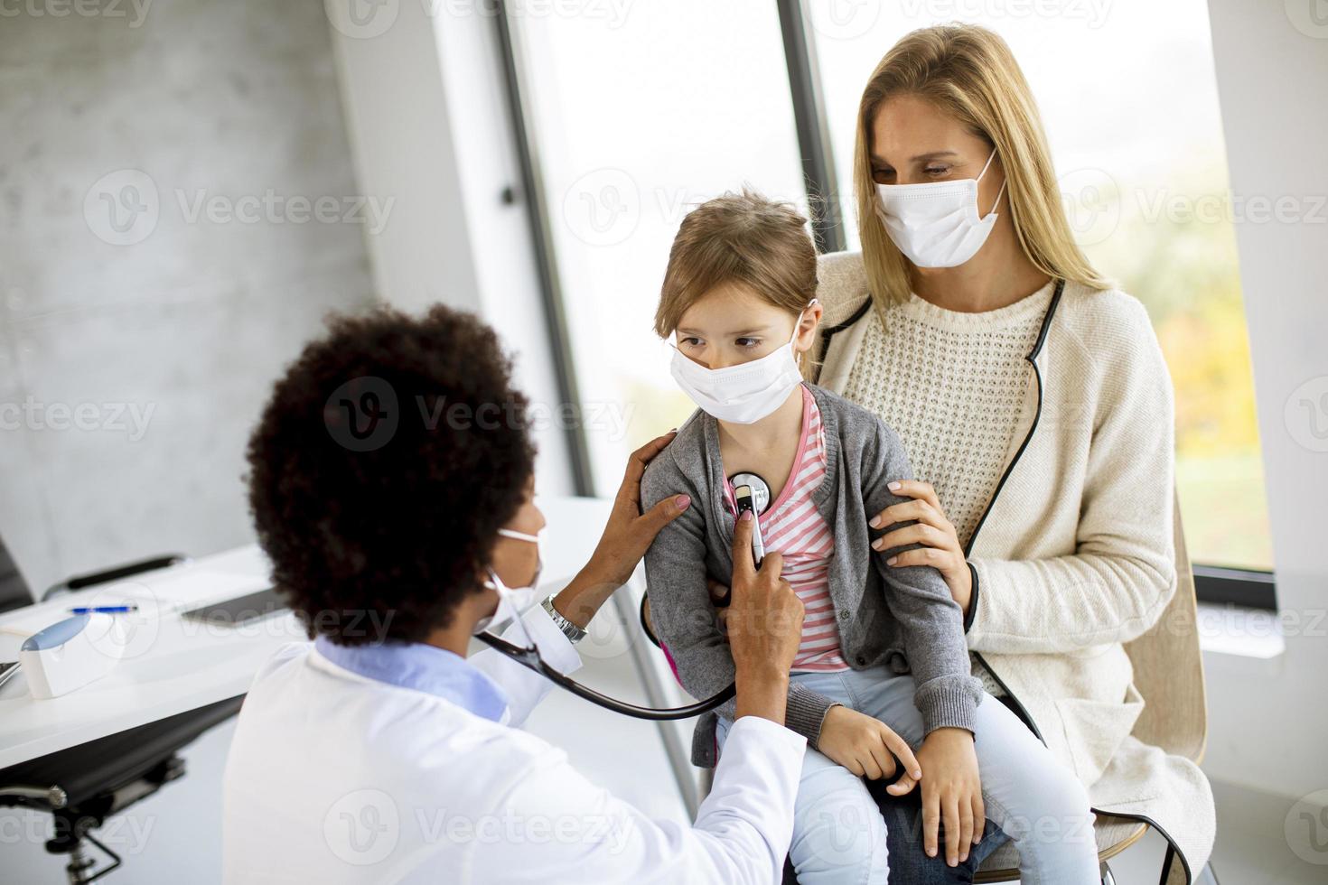 gros plan d'un examen pédiatre avec des masques sur photo