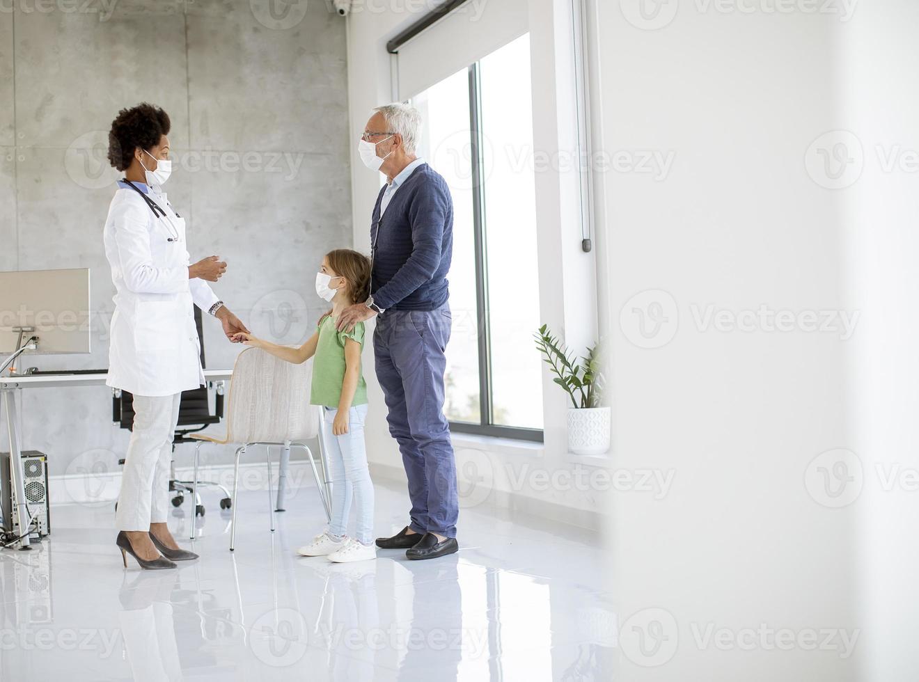 petit-enfant et grand-parent dans le cabinet du médecin photo