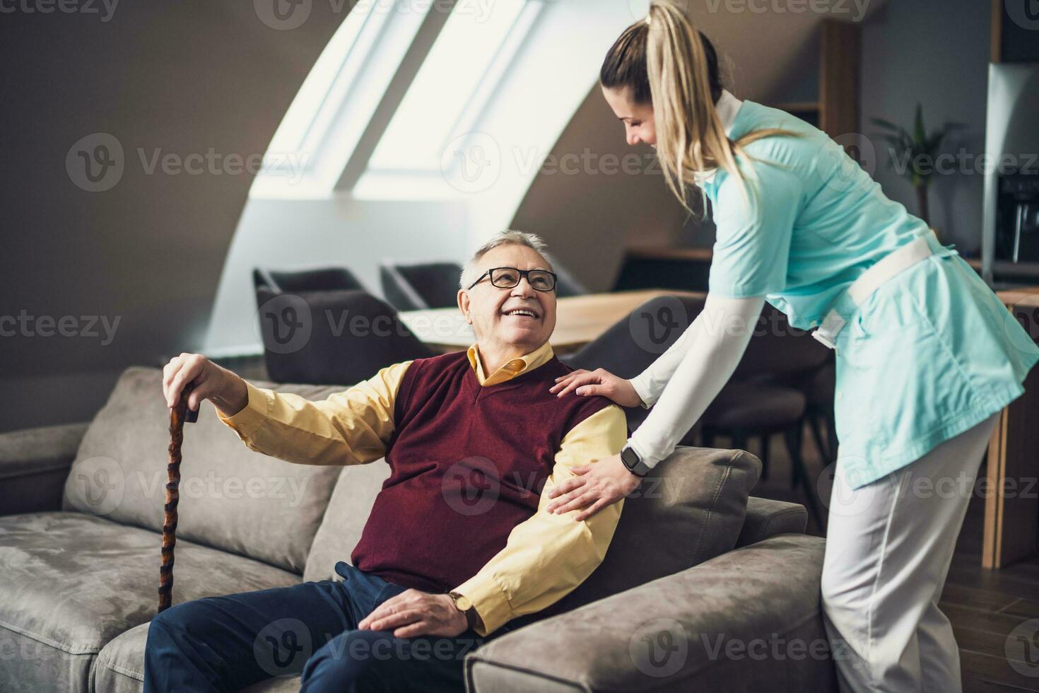 infirmière Accueil soignant est assistant vieux homme à le sien maison. professionnel santé soutien pour personnes âgées personnes. photo